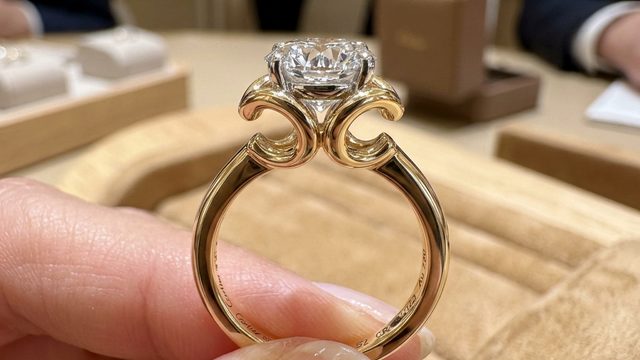 横顔が最も美しいネックレス:「C」のロゴが織りなす立体的セッティング